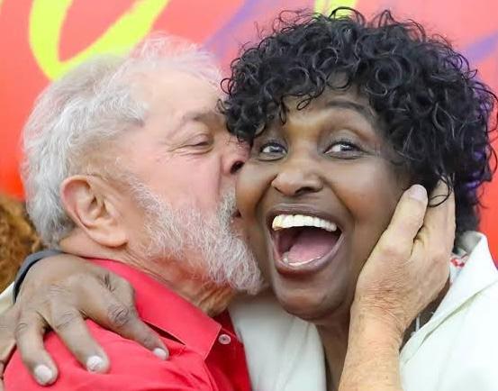 Fidelidade sem reciprocidade acende o alerta no PT e ameaça a liderança de Benedita no Rio 48 Benedita da Silva com Lula: liderança da petista ameaçada pelo que classificam como "traição" de aliados