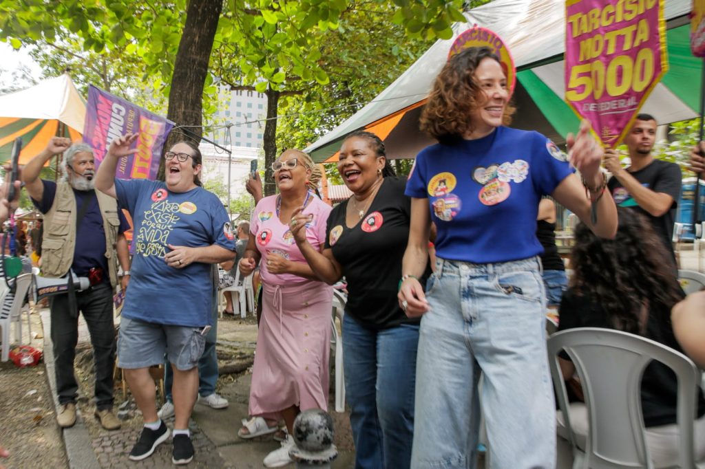 Ministra da Cultura, Margareth Menezes canta ‘Faraó’ na Feira do Lavradio ao lado de Tarcísio Motta e Monica Benício