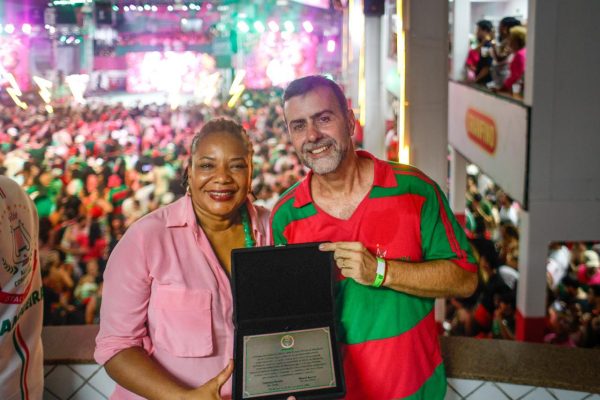 A ministra e Freixo, na quadra da Mangueira