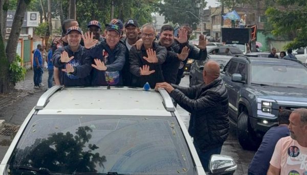 Presente em espírito (e em panfletos): Dr. Luizinho não vai à carreata de Paes em Nova Iguaçu, mas manda um batalhão de cabos eleitorais 48 A carreata de Eduardo Paes em Nova Iguaçu, debaixo de chuva e sem Dr.Luizinho — mas com muitos cabos eleitorais do homem, presidente do PP