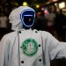 Fred, um robô humanoide vestido como chef de cozinha, que recebe os visitantes do festival, em Macaé