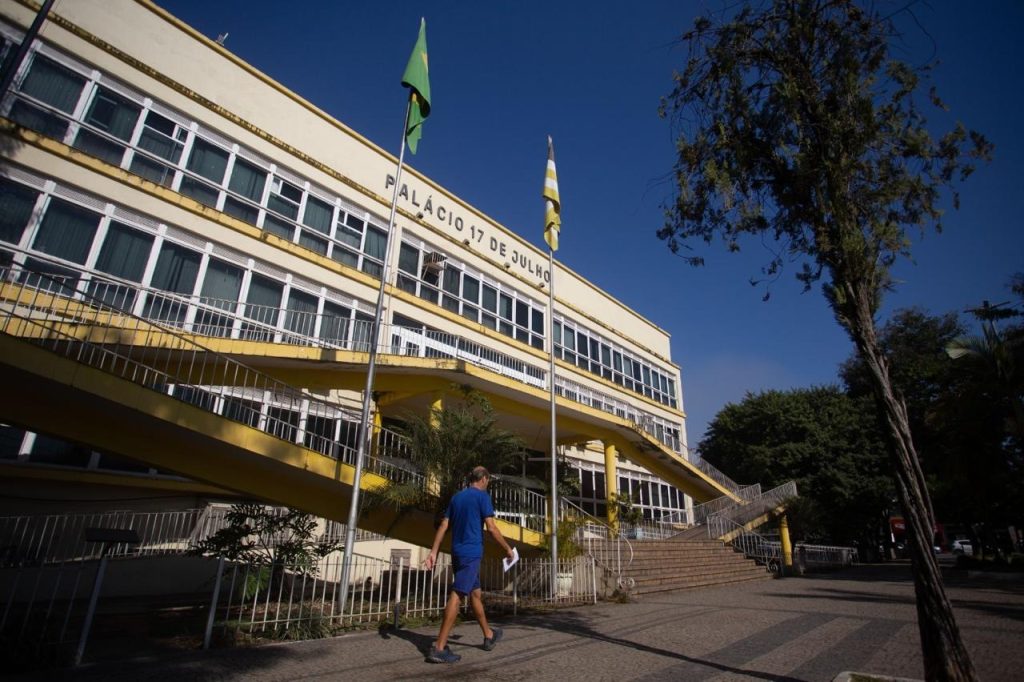 Volta Redonda transforma recibo provisório em folha fixa e tem que se explicar ao TCE-RJ por farra de R$ 140 milhões em RPAs