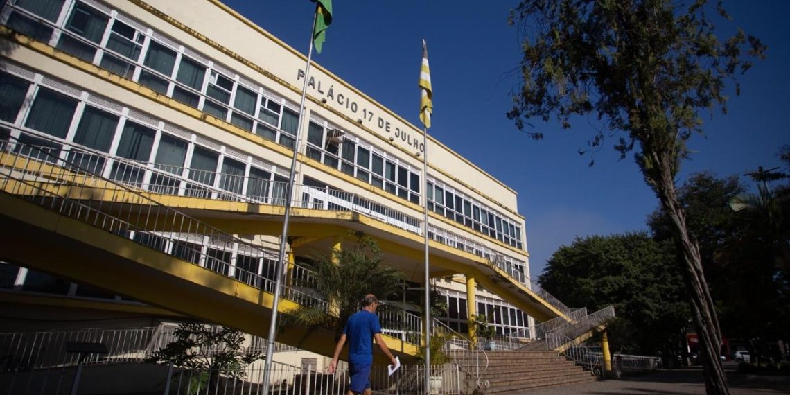 Volta Redonda transforma recibo provisório em folha fixa e tem que se explicar ao TCE-RJ por farra de R$ 140 milhões em RPAs 48 A Prefeitura de Volta Redonda é alvo de representação apresentada pela área técnica do TCE-RJ