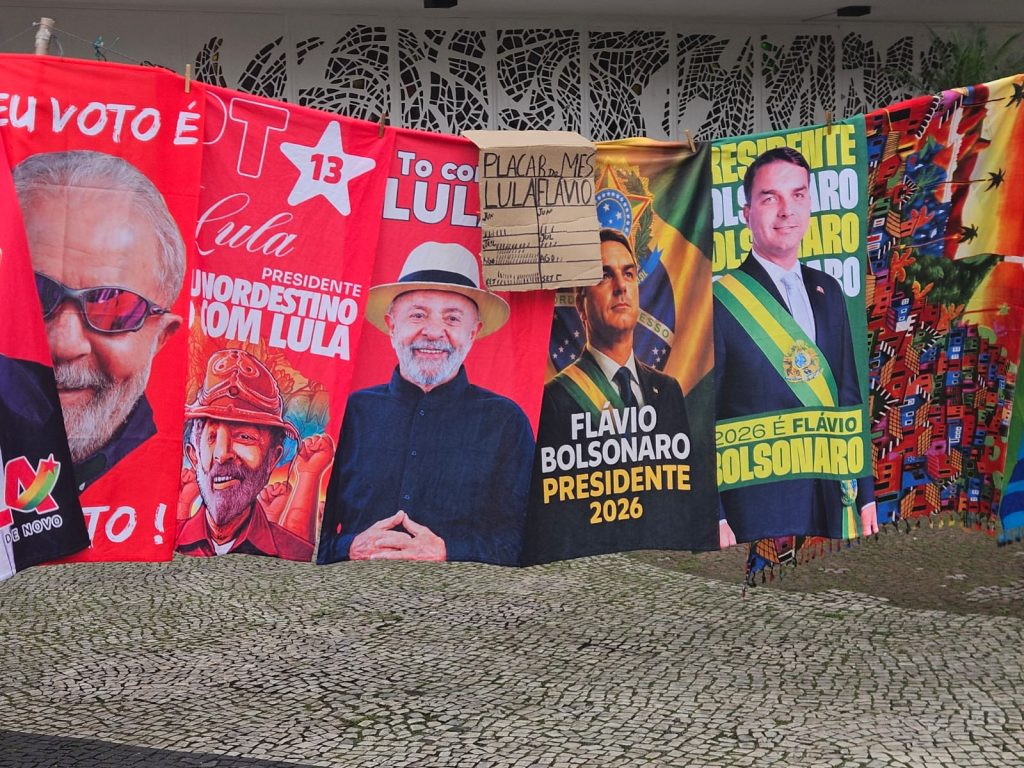 No Largo da Carioca, polarização é marketing e há mercado para todas as cores e tonalidades