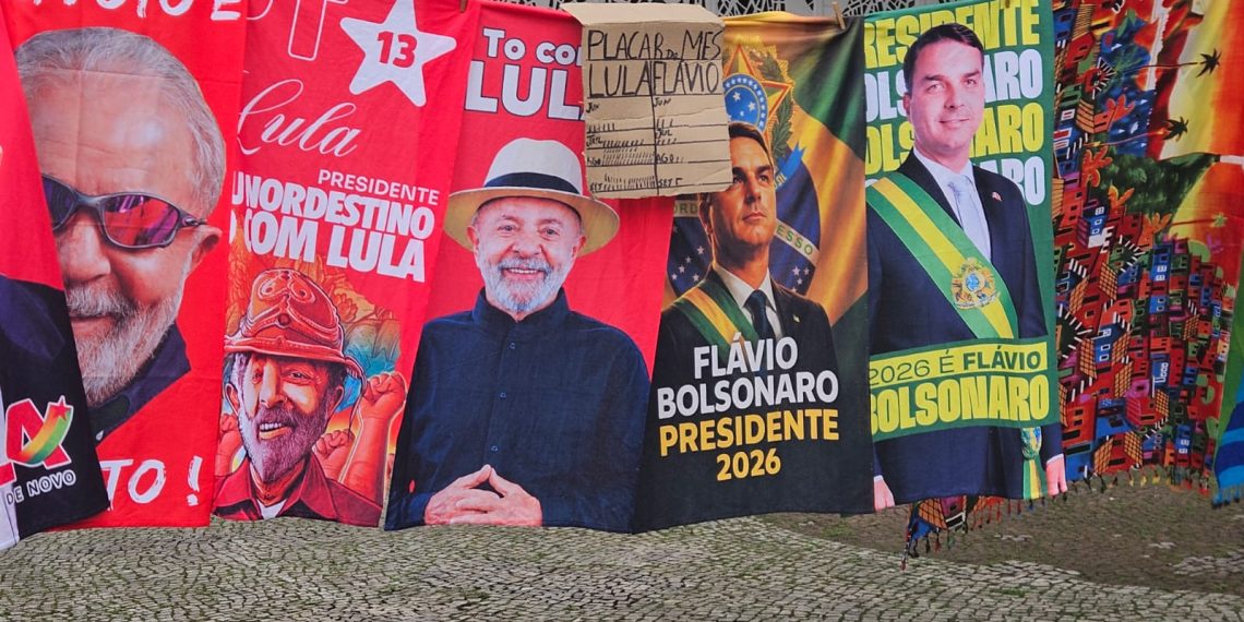 O varal democrático no Largo da Carioca: Lula e Bolsonaro, vermelho e verde-amarelo, convivem lado a lado