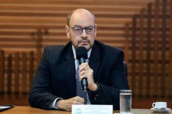 Estado corta 22% dos comissionados, mas folha total sobe R$ 169 milhões e não registra economia real 49 O governador em exercício Ricardo Couto enxugou fortemente os cargos em comissão, mas essa economia não foi suficiente para fazer a folha total cair
