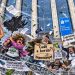 Manifestação de terraplanistas criada por IA para ilustrar matéria sobre o contrato da Prefeitura do Rio com a Fundação Cacique Cobra Coral