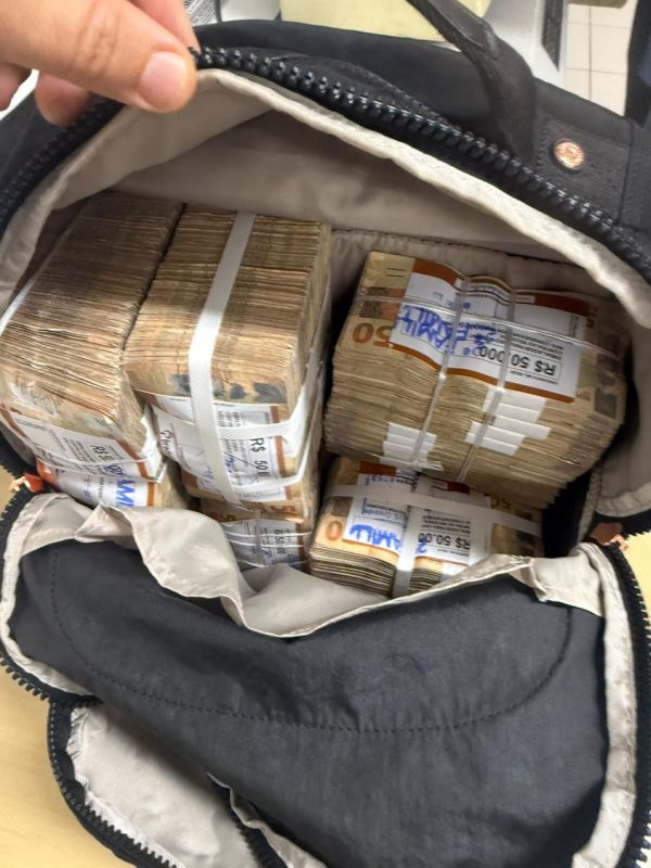 O dinheiro apreendido dentro da bolsa de Priscila, filha da deputada Soraya Santos - Foto: Divulgação/PF