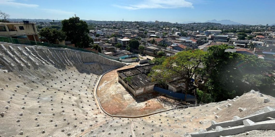 Contenção de encostas feita pelo governo do estado em Belford Roxo: obras de prevenção aos efeitos das mudanças climáticas são prioridade no uso do Fundo Soberano