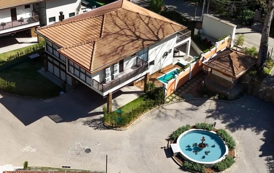 A casa nada modesta em Petrópolis que Cláudio Castro disse alugar, mas não apresesentou contrato de locação nem comprovante de pagamento: dono teve obra com verba do Fundo Soberano destravada