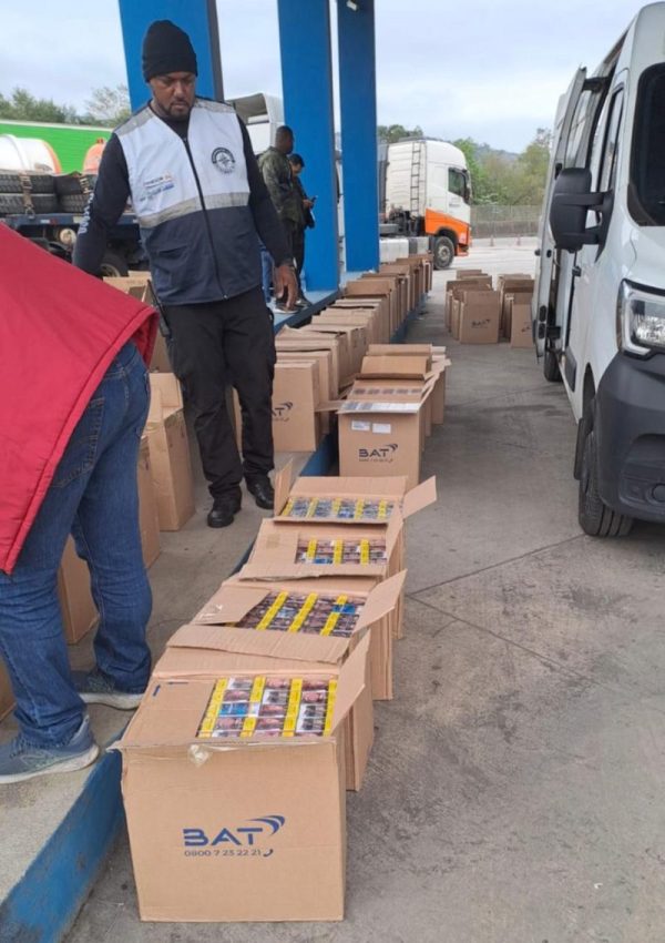 Operação Foco apreende carga irregular de cigarros; chefe de gabinete da deputada Sarah Pôncio foi ao posto, em carro com placa da Alerj, para pedir informações 50 As caixas de cigarro que estavam no utilitário parado na Operação Foco