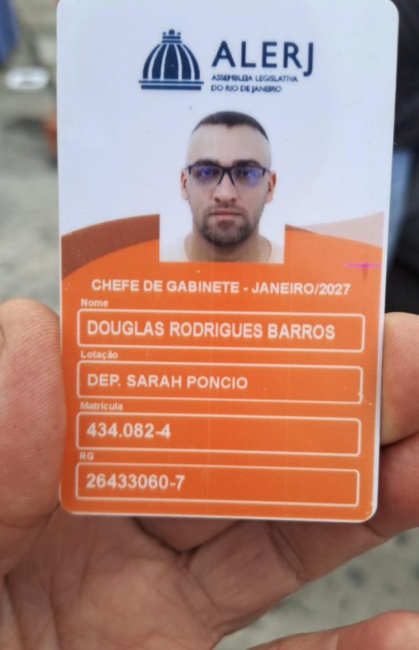 O crachá do chefe de gabinete de Sarah Pôncio, que foi, em carro oficial da Alerj, ao posto de fiscalização obter informações sobre a apreensão de cigarros