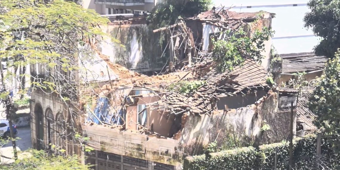 Prefeitura do Rio anuncia desapropriação de casarões após desabamento no Cosme Velho 48 Casarão que desabou no Cosme Velho