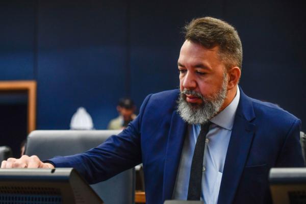 Ministério Público também muda de posição no caso Canella e pede o indeferimento da candidatura do ex-prefeito por indícios de ligação com milícias e fuzil apreendido