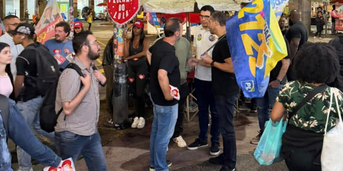 A conversa civilizada entre Marcelo Freixo e os irmãos Amorim, na Praça Saens Peña, coração da Tijuca