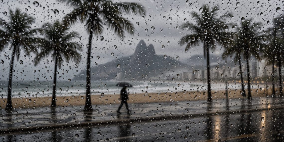 Chuva domina o cenário do Rio, mas os cariocas querem o sol de volta