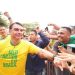 Puxa, agarra, estica: Flávio Bolsonaro vem ao Rio a uma semana da eleição e pulseirinha que dá acesso às áreas próximas ao presidenciável vira objeto de disputa sangrenta