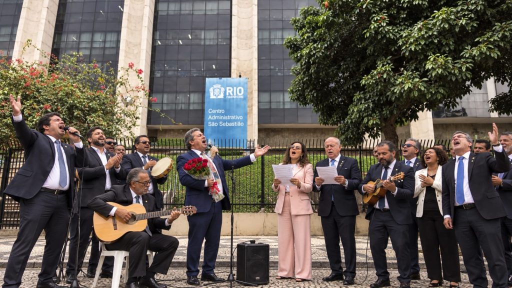 Tempo Surreal (aqui tem piada pronta): prefeito sanciona lei que inclui o Dia do Karaokê no Calendário Oficial da Cidade; oposição promete reagir com serenata na porta da prefeitura
