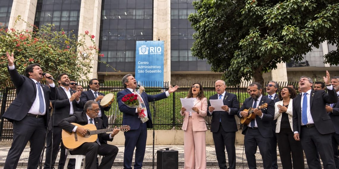 Oposição ensaia a serenata em frente à sede da Prefeitura do Rio: resposta à altura à sanção da lei que cria o Dia do Karaokê