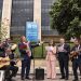 Oposição ensaia a serenata em frente à sede da Prefeitura do Rio: resposta à altura à sanção da lei que cria o Dia do Karaokê
