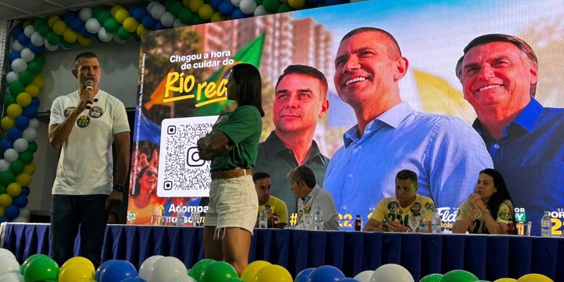 Douglas Ruas e Índia Armelau no palanque do clube Arouca, na Barra: promessa de convocação de concursados de excedentes dos concursos da PM, Civil e Polícia Penal