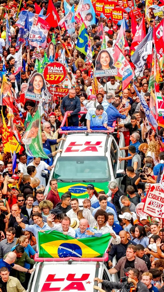 Benedita no primeiro carro, ao lado de Lula, no meio da multidão em São Gonçalo
