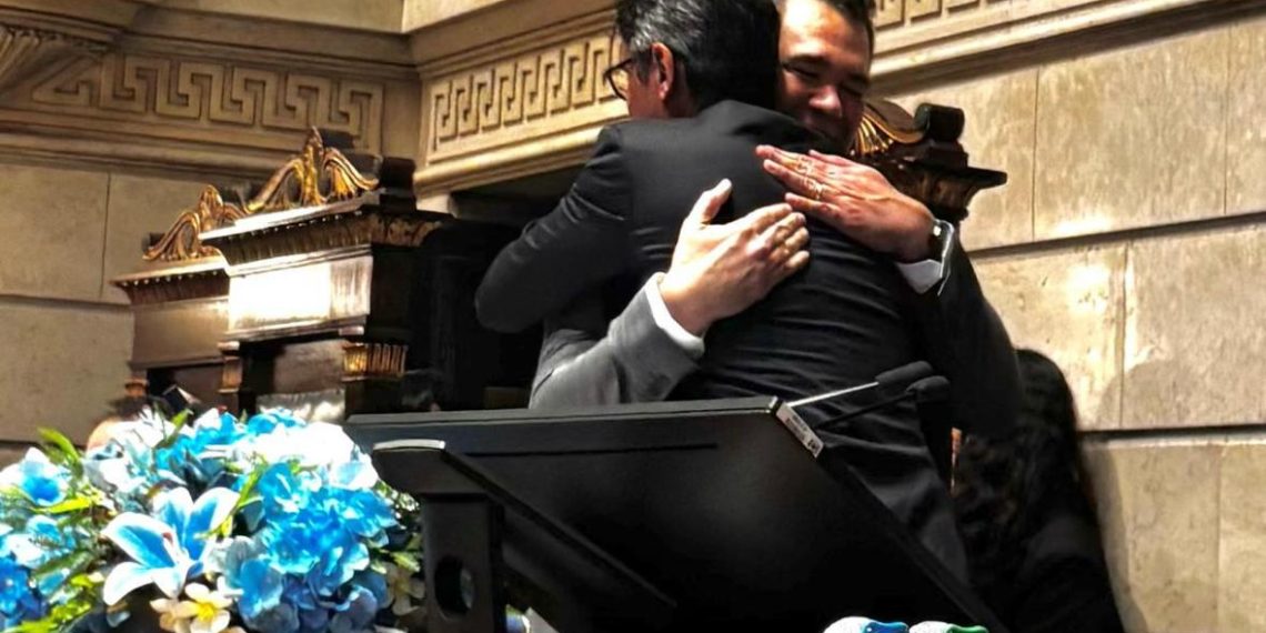O abraço entre velhos amigos: Luiz Ramos Filho (PSD) entrega a Medalha Pedro Ernesto a Paulo Messina (PL)