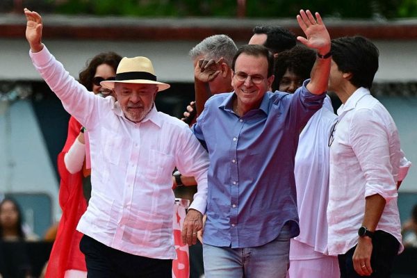 Com Lula, no lançamento da campanha, no Estádio de Moça Bonita, em Bangu - Foto: Reprodução das redes sociais