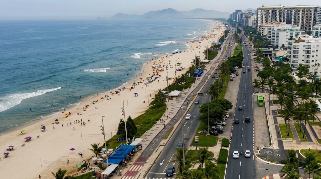 Justiça homologa acordo para modernizar sistema de esgoto em 194 quiosques nas praias da Barra e do Recreio 48 Imagem aérea de praia na Barra da Tijuca, com quiosques na orla