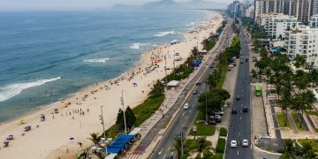 Justiça homologa acordo para modernizar sistema de esgoto em 194 quiosques nas praias da Barra e do Recreio 10 Imagem aérea de praia na Barra da Tijuca, com quiosques na orla
