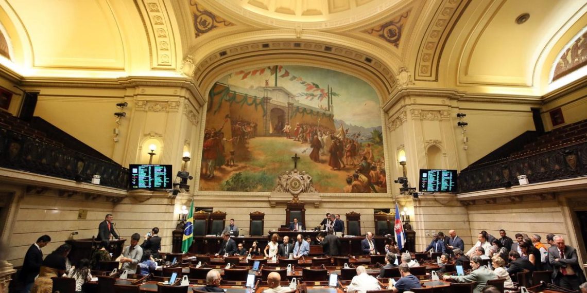A partir de agora, as Câmaras de Vereadores do Estado do Rio terão menos espaço para manobras contábeis na hora de fechar as contas. O Tribunal de Contas do Estado (TCE-RJ) definiu como os gastos com aposentadorias e pensões de servidores do Legislativo municipal devem ser considerados nos limites constitucionais de despesas das Casas. Na prática, o recado do tribunal é simples: despesas com aposentados e pensionistas vinculados às Câmaras passam a entrar no cálculo dos limites de gastos do Legislativo municipal.