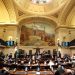 A partir de agora, as Câmaras de Vereadores do Estado do Rio terão menos espaço para manobras contábeis na hora de fechar as contas. O Tribunal de Contas do Estado (TCE-RJ) definiu como os gastos com aposentadorias e pensões de servidores do Legislativo municipal devem ser considerados nos limites constitucionais de despesas das Casas. Na prática, o recado do tribunal é simples: despesas com aposentados e pensionistas vinculados às Câmaras passam a entrar no cálculo dos limites de gastos do Legislativo municipal.