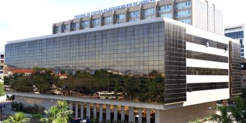Decisão do Órgão Especial do TJ-RJ impede novos pedidos com base na Lei dos Puxadinhos até análise definitiva da constitucionalidade da norma.