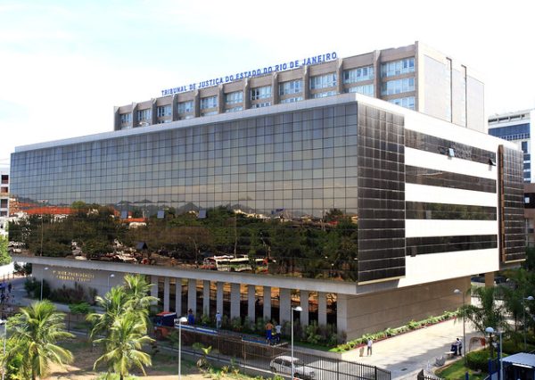 Justiça suspende novos licenciamentos da Lei dos Puxadinhos no município do Rio após ação do MPRJ 48 Decisão do Órgão Especial do TJ-RJ impede novos pedidos com base na Lei dos Puxadinhos até análise definitiva da constitucionalidade da norma.