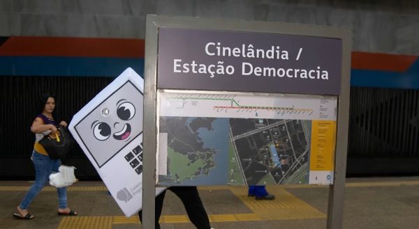 Estação de metrô da Cinelândia passa a se chamar ‘Estação Democracia’ até as eleições