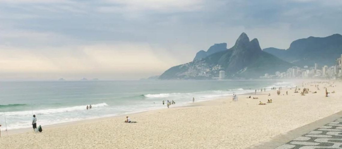 Praia de Ipanema em tarde de tempo firme; previsão indica temperaturas amenas e baixo risco de chuva no fim de semana — Foto: Climatempo