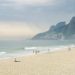 Praia de Ipanema em tarde de tempo firme; previsão indica temperaturas amenas e baixo risco de chuva no fim de semana — Foto: Climatempo