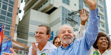 Lula durante ato de campanha no Rio de Janeiro; Datafolha aponta 42% de aprovação e 54% de desaprovação do governo entre os eleitores fluminenses.