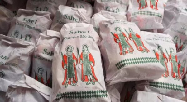 São Cosme e São Damião: políticos evitam postar sobre santos e distribuição de doces em tempos de intolerância religiosa 50 Tradição de São Cosme e São Damião, que sempre foi forte no Rio de Janeiro, quase não foi celebrada pelos políticos às vésperas das eleições