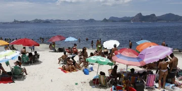 Praia do Rio deve ser uma das opções para quem pretende aproveitar o último fim de semana de setembro, que terá calor de até 32°C no sábado (26), segundo o Climatempo.