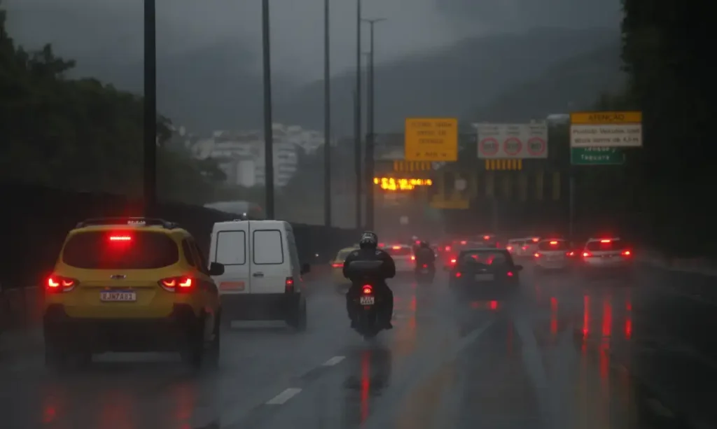 ‘Mas só chove, chove’: Defesa Civil alerta para chuva e risco de deslizamento no estado
