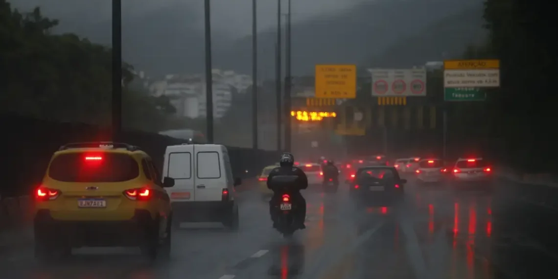 Defesa Civil alerta para riscos durante dias de chuva no estado