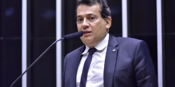 Policiais federais cumprem mandado de busca e apreensão na casa do deputado federal