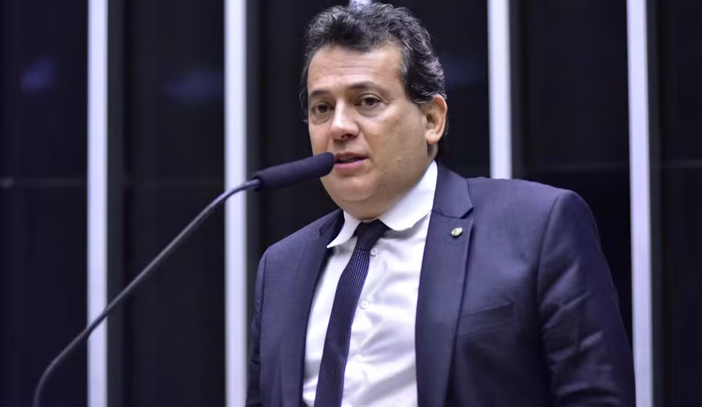 Policiais federais cumprem mandado de busca e apreensão na casa do deputado federal