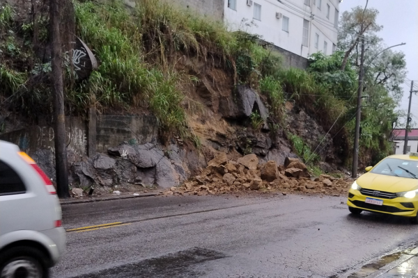Deslizamento de terra interdita parcialmente via em Cascadura, Zona Norte do Rio