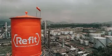 Refinaria da Refit, em Duque de Caxias, na Baixada Fluminense: empresa terá 30 dias úteis para recorrer do processo de cancelamento definitivo da Inscrição Estadual.