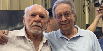 ão faz muito tempo, um rapazola da política, desses acostumados a cortes nas redes sociais e lacrações, disse ser “forjado na guerra”. Candidatos mais uma vez, os experientes Eliomar Coelho (Rede), de 85 anos, e Paulo Pinheiro (PSOL), de 77, bem poderiam ensinar ao estouvado mancebo um pouco de humildade e boa Música Popular Brasileira. “Esses moços, pobres moços / ah! Se soubessem o que eu sei”, como já cantava Lupicínio Rodrigues. Sem mandato, mas com muita experiência Sem mandato, esses veteranos das trincheiras políticas disputam uma vaga no plenário da Assembleia Legislativa do Rio. Mesmo com a dificuldade dos novos tempos, em que as batalhas acontecem muito nas redes e nem tanto nas ruas, acreditam que têm lenha para queimar.