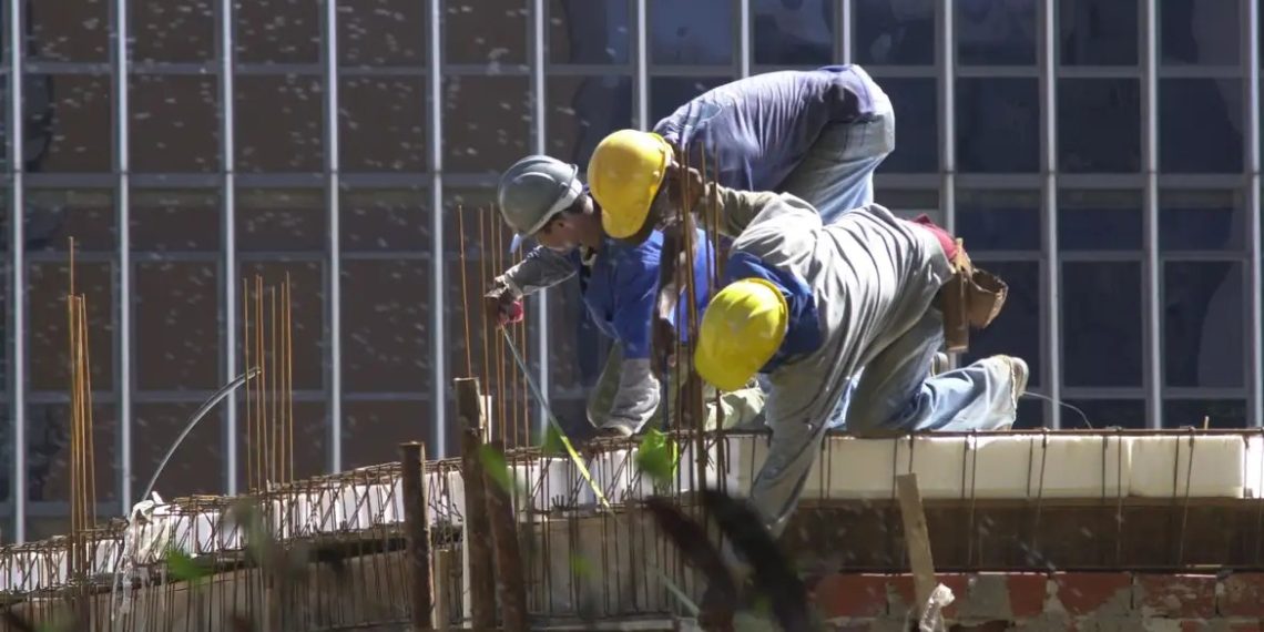 Construção civil respondeu por 31,53% das novas vagas com carteira assinada na cidade do Rio e por 22% dos empregos gerados em todo o estado nos sete primeiros meses de 2026. — Foto: Agência Brasil