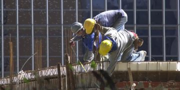 Construção civil ampliou a geração de empregos formais no Rio de Janeiro e respondeu por 22% das novas vagas com carteira assinada no estado entre janeiro e julho de 2026