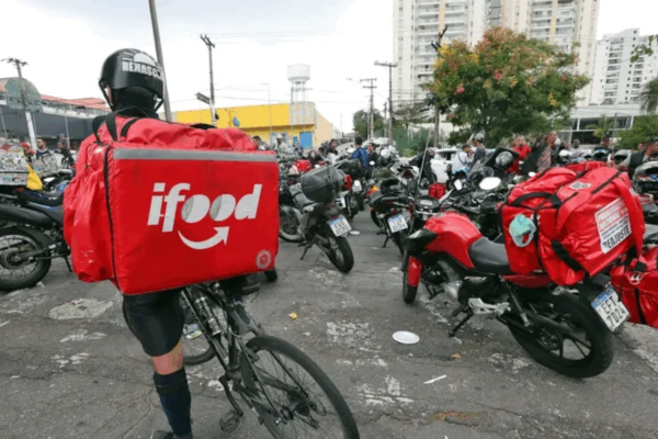 Câmara do Rio aprova projeto que define regras para organizar entregadores de aplicativos em shoppings e grandes lojas 49 Câmara do Rio aprova projeto que define regras para organizar entregadores de aplicativos em shoppings e grandes lojas